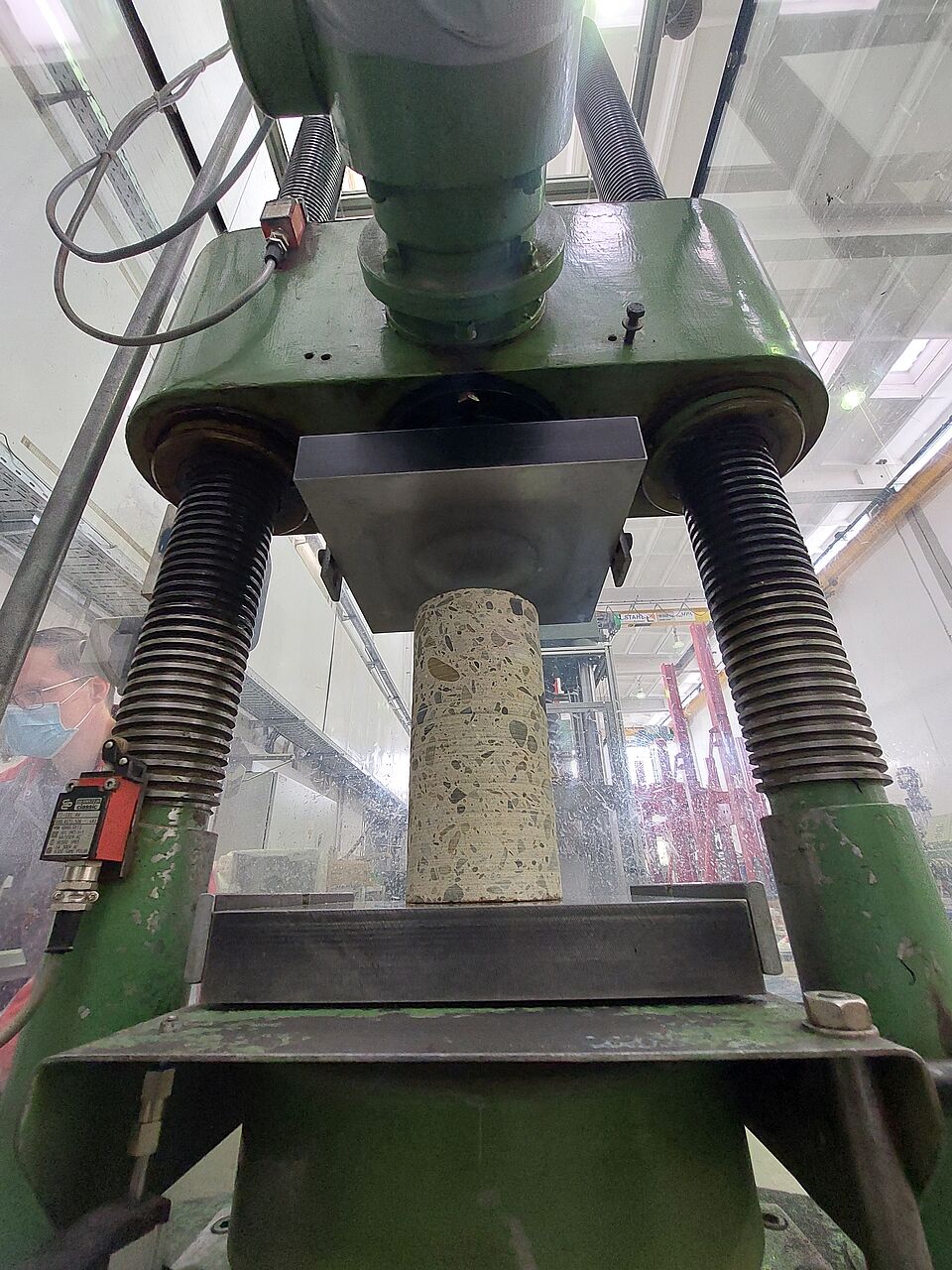 Betonbohrkerndruckversuch