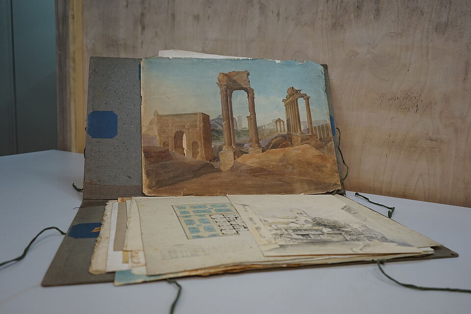 Portfolio with drawings, watercolours and individual prints made and collected by Prof. Wanstrat during his study trip (1837-1839) to France and Italy. 