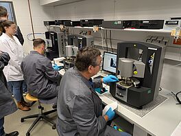 Teilnehmer üben das Trimmen