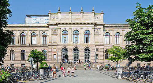 Das Altgebäude der TU Braunschweig im Sommer