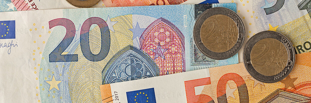 EURO-Geldscheine und Münzen 