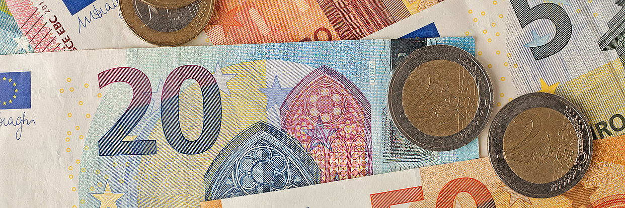 EURO-Geldscheine und Münzen 