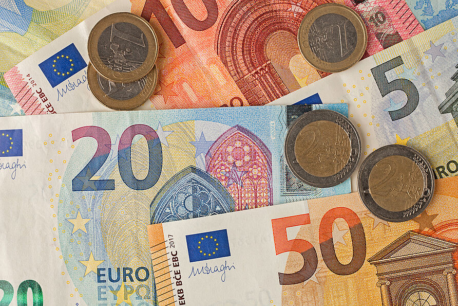 EURO-Geldscheine und Münzen