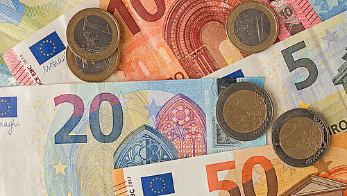 EURO-Geldscheine und Münzen