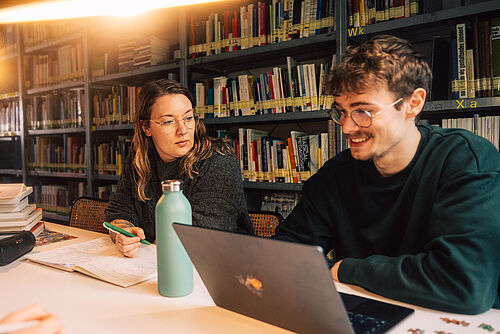 Studierende beim gemeinsamen Lernen
