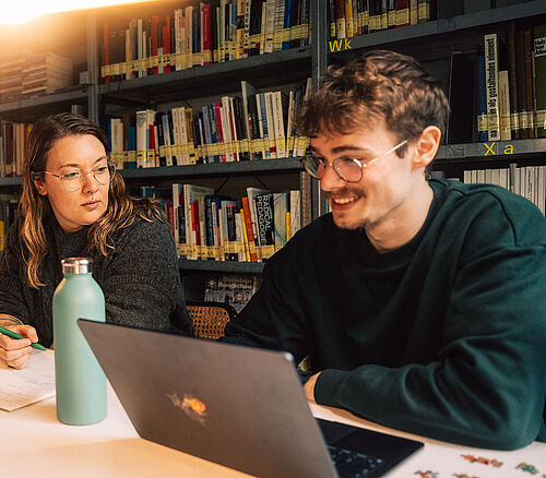 Studierende beim gemeinsamen Lernen