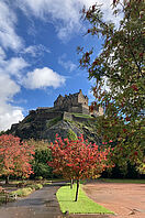 Das Edinburgh Castle umgeben von einer aufblühenden Frühlingslandschaft.