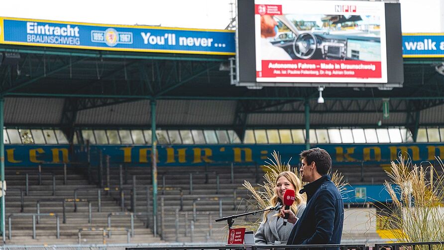 Erstsemesterbegrüßung der TU Braunschweig im Eintracht-Stadion: Pauline Fellenberg und Adrian Sonka sprechen zum Thema autonomes Fahren