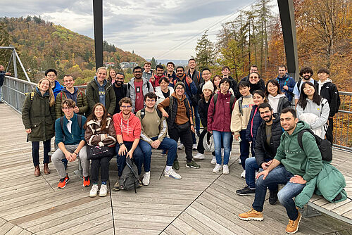 Gruppenfoto der Exkursionsteilnehmer*innen auf dem Baumwipfelpfad in Bad Harzburg.