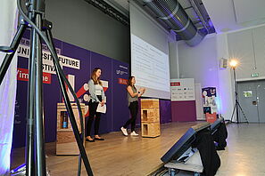 Zwei Referentinnen auf der Bühne des UFF