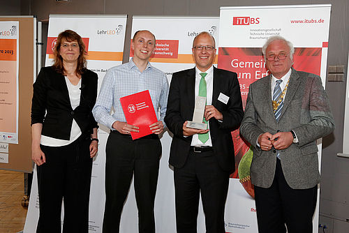 Stefan Böhme (2. v. l.) und Prof. Dr. Christoph Herrmann (2. v. r.) mit Vizepräsidentin Prof. Dr. Simone Kauffeld (li.) und Präsident Prof. Dr. Jürgen Hesselbach (re.).