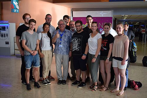 Die Studierendengruppe der TU Braunschweig am Flughafen in Cayenne mit dem Director Science der ESA, Prof. Dr. Günther Hasinger, und dem Principal Investigator des Mercury Planetary Orbiter Magnetometerexperimentes, Prof. Dr. Karl-Heinz Glaßmeier (IGeP, TUBS).