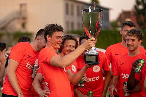 Eine Fußballmannschaft mit Pokal