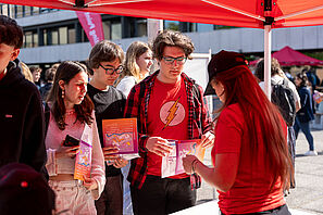 Schülerinnen und Schüler informieren sich am Info-Point über das Programm des Hochschulinformationstags.