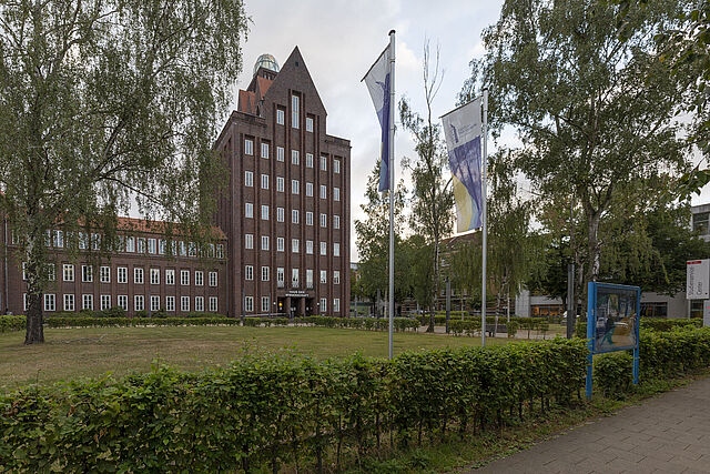 Der Haupteingang zum Haus der Wissenschaft befindet sich in der Pockelsstraße 11.