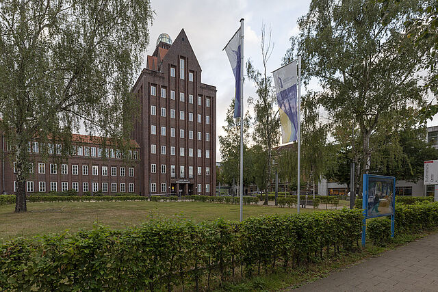 The main entrance to the Haus der Wissenschaft is at Pockelsstraße 11.