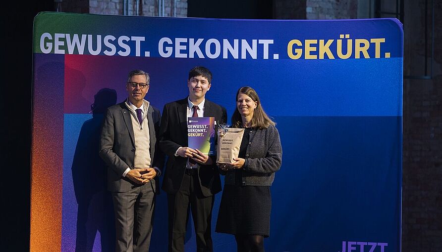 IHKN-Präsident Tobias Hoffmann, Delijan Seeleke, Maike Bielfeldt, Hauptgeschäftsführerin IHK Hannover (von links)