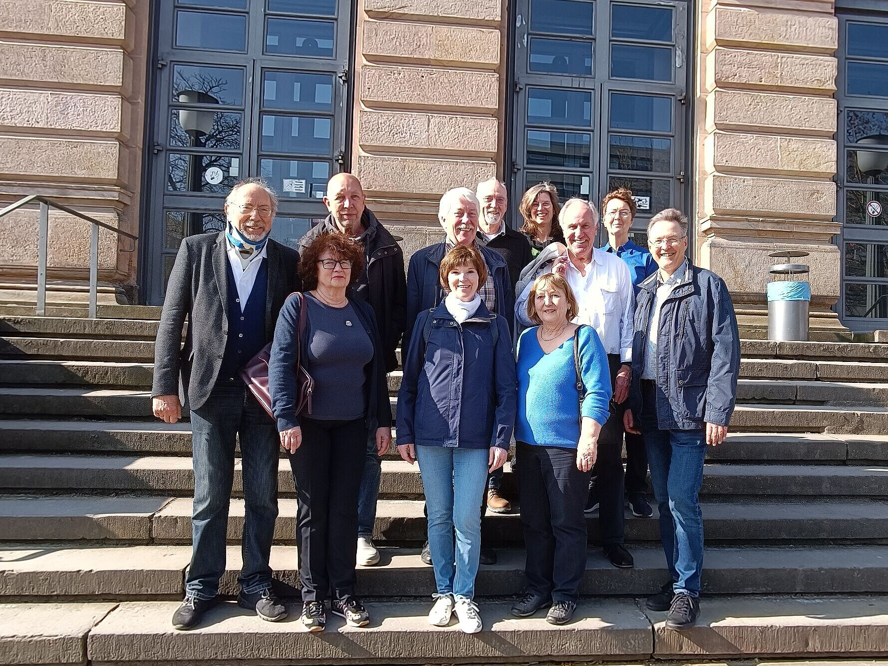 Gruppe des Ehemaligentreffens Studierender vom Langen Kamp nach 50 Jahren vor dem Altgebäude der TU Braunschweig