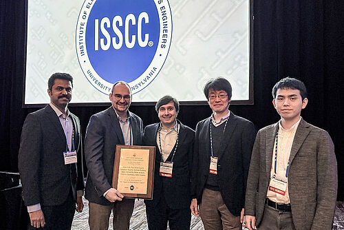 Fünf der zehn Autoren konnten den Award in San Francisco persönlich entgegennehmen. V.l.n.r.: Paul Shine Eugine (TU Braunschweig), Dr. Peter Toth (TU Braunschweig), Professor Vadim Issakov (TU Braunschweig), Professor Hiroki Ishikuro (Keio University) und Kaoru Yamashita (TU Braunschweig/Keio University)