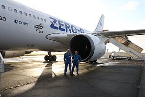 Mitglieder der AG Planetenentstehung vor einem Parabelflugzeug