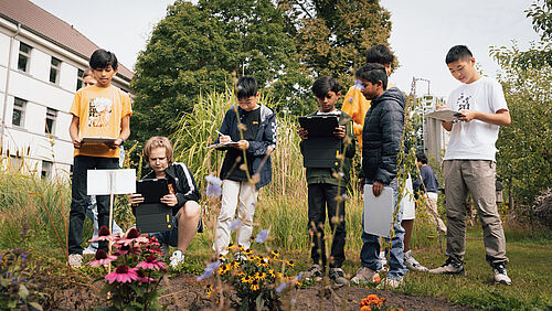 Ipad im Schulgarten