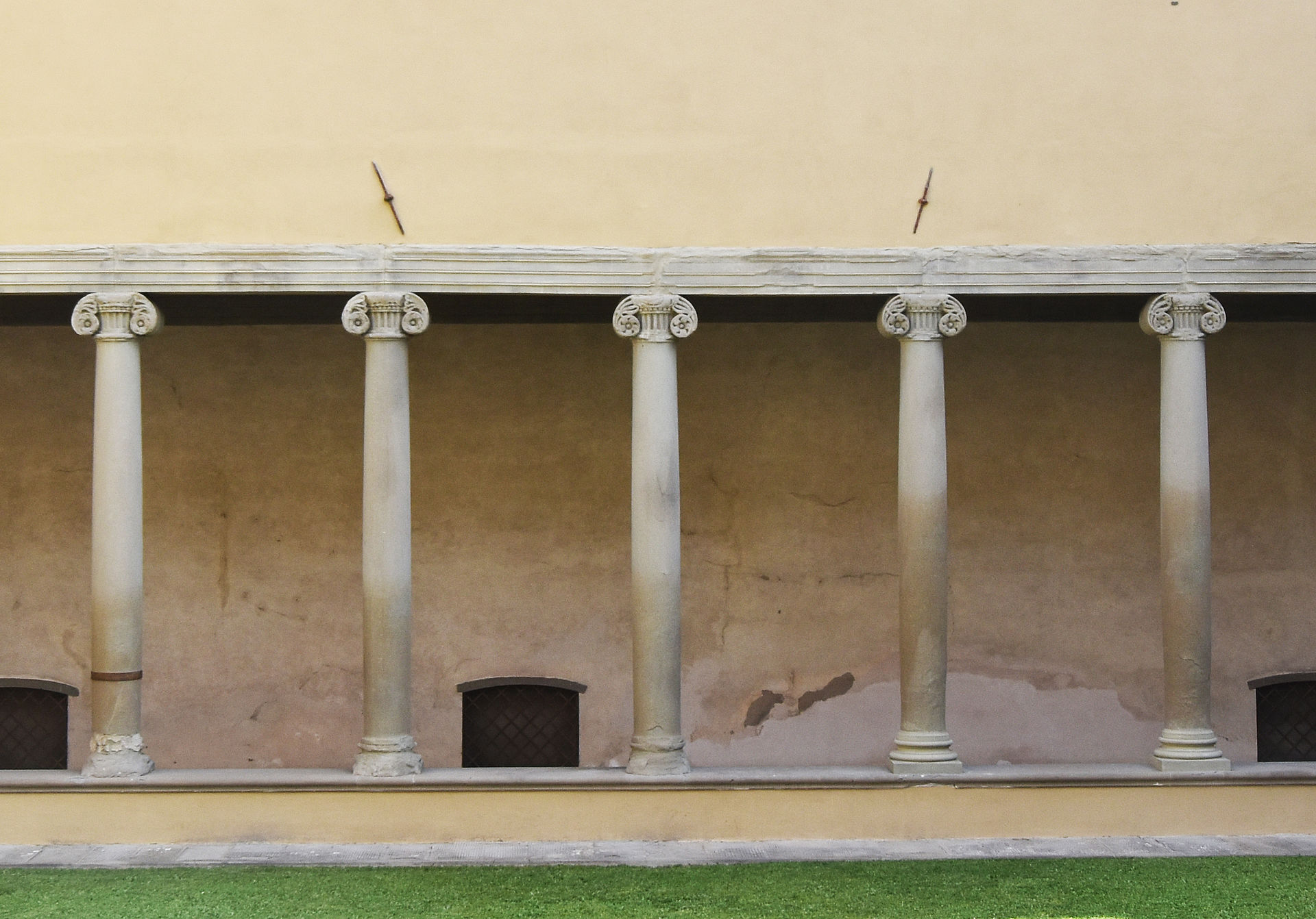 Ionische Kapitelle im Hof von Santa Maria Maddalena dei Pazzi