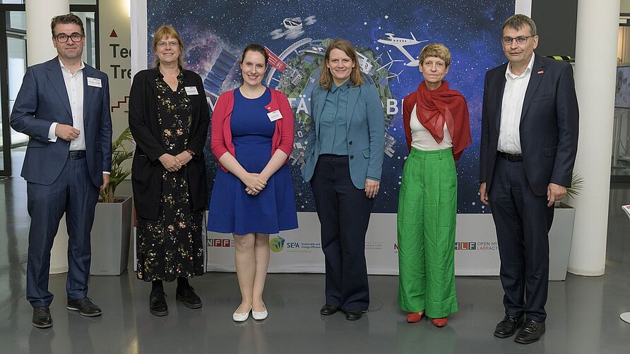 Besuch Ministerin Julia Willie Hamburg im NFF: Gruppenfoto: Prof. Vietor, Professorin Ittel, Ministerin Hamburg, Professorin Paschke, Professorin Kauffeld, Professor Woisetschläger (v.r.n.l.)