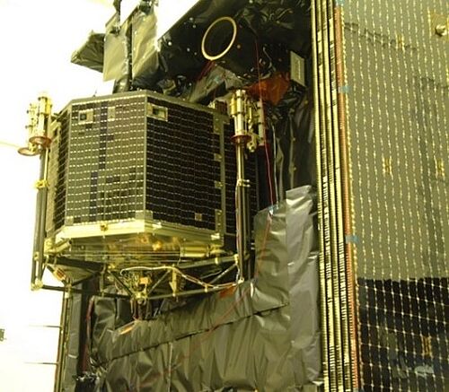 Der ROSETTA-Orbiter mit dem aufmontierten Lander „Philae“ im September 2002 bei ESTEC (Noordwijk) vor dem Transport nach Kourou 