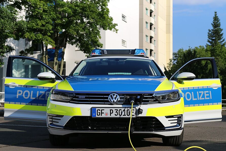 Polizeitfahrzeug, das gerade geladen wird