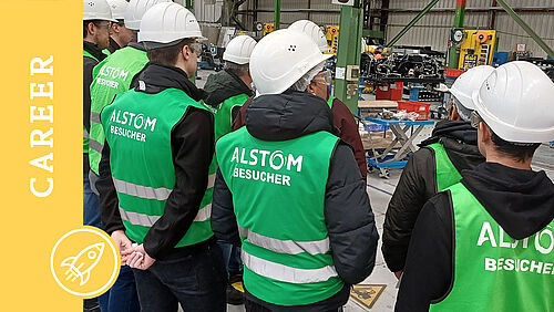 Eine Besuchergruppe schaut sich das Alstom Werk an.