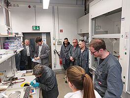 Demonstration der Probenvorbereitung im Bitumenlabor