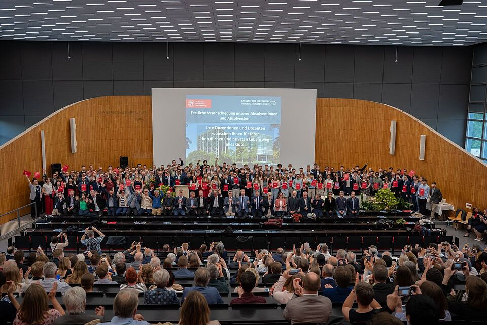 Gruppenbild der Absolvent*innen 2025 mit Professor*innen