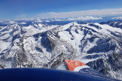 Blick aus dem Forschungsflugzeug „D-ILAB“ der TU Braunschweig bei einer zweitägigen Vorbereitungskampagne in den Alpen im Jahr 2024. 