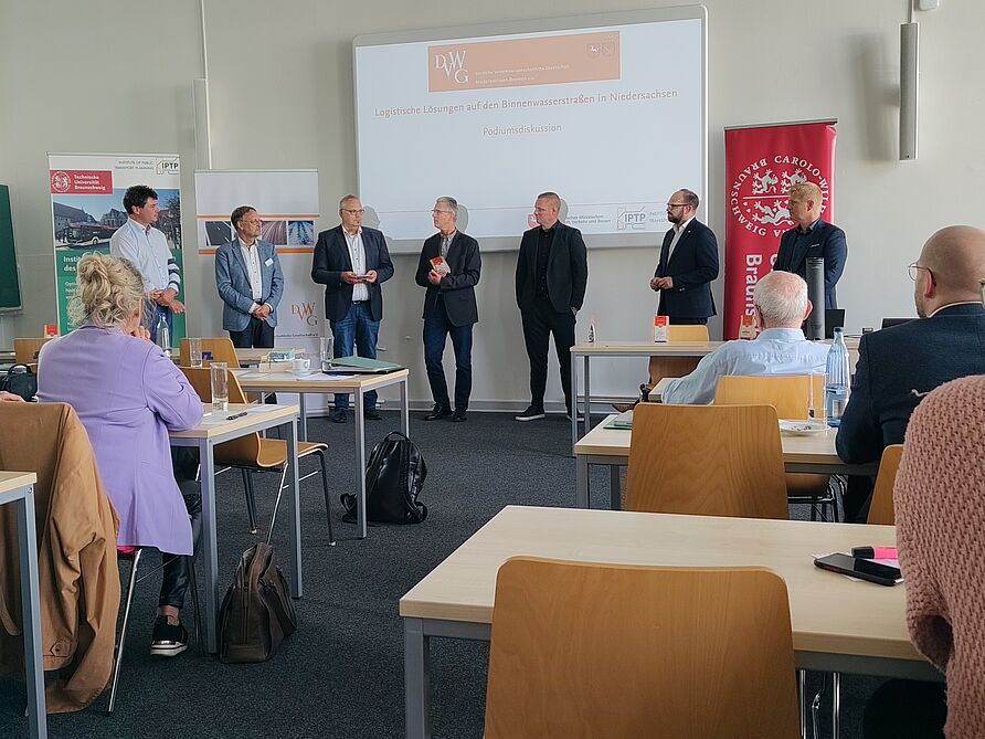 Der Moderator Prof. Dr. Iven Krämer bittet die Referenten um ihr Schlussplädoyer, stehend v.l.n.r.: Prof. Dr. Krämer, Prof. Dr. Holocher, Hohls, Pulina, Severin, Peterburs, Am Zehnhoff-Söns