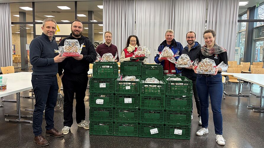 Gruppenbild Lebkuchenhäuser und Tafel