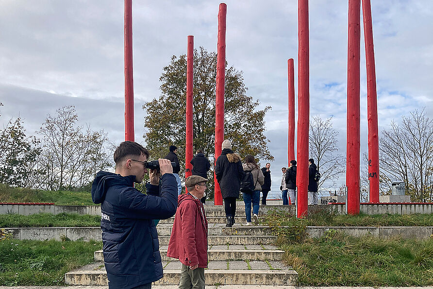 Spaziergang durch Westhagen. Dort haben die Studierenden die Geschichten ehemaliger und gegenwärtiger Bewohner*innen des Stadtteils gehört.