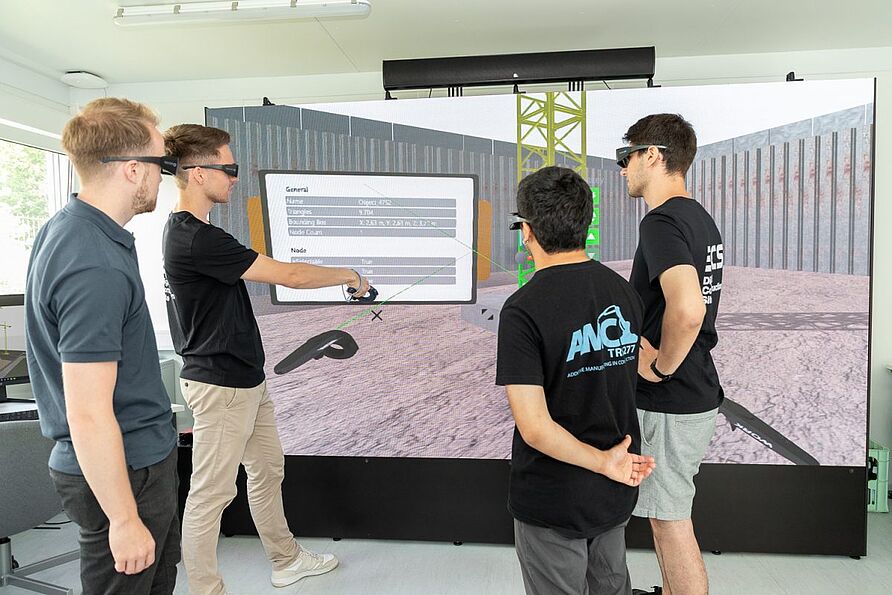 Im eigens entwickelten „Digital Engineering Center“ mit Virtual und Augmented Reality können sämtliche Prozessdaten zusammengeführt und gesteuert werden. 