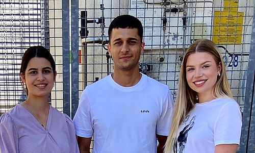 Emily Goscheva, Hamdi Sharaf und Katharina Klein (v.l.) vor dem Stickstofftank des IMT