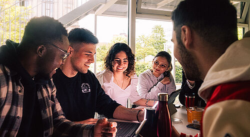 Studierende beim Lernen im Studierendenhaus der TU Braunschweig