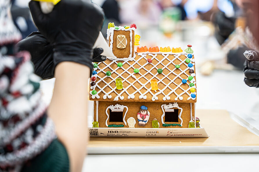 Studierende bauen gemeinsam Lebkuchenhäuser #4