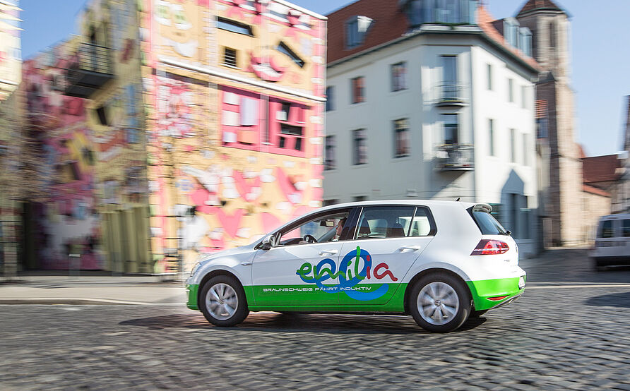 Das Forschungsfahrzeug mit dem Namen Emilia fährt durch Braunschweig