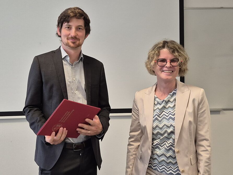 Johannes Büchner mit der Dekanin bei der Urkundenverleihung