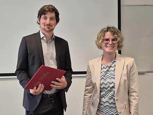 Johannes Büchner mit der Dekanin bei der Urkundenverleihung