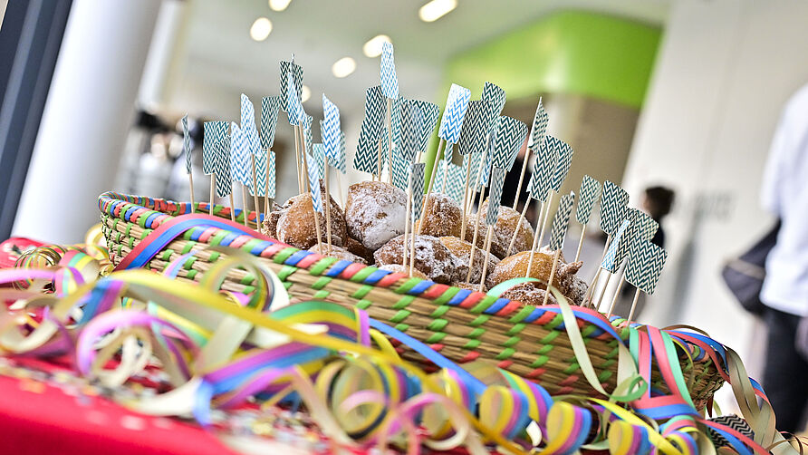 Verlehung des 6. NFF-Doktorandenpreis am 11.1.2025 in Braunschweig: Catering mit Luftschlangen