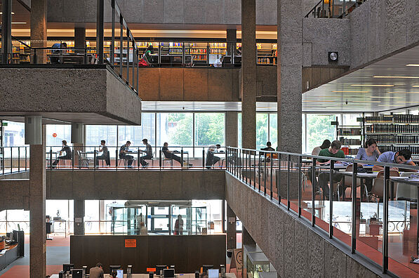 Studierende in der Universitätsbibliothek