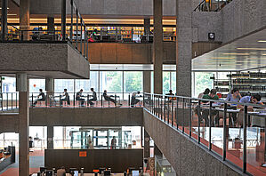 [Translate to English:] Studierende in der Universitätsbibliothek