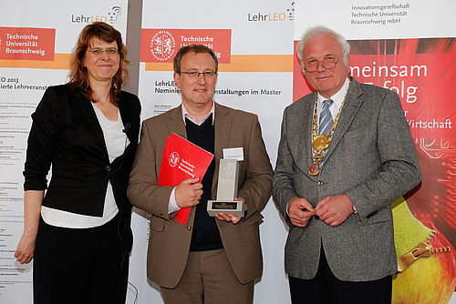 Prof. Dr. Thomas Scharff (Mitte) nahm den Preis von Vizepräsidentin Prof. Dr. Simone Kauffeld und Präsident Prof. Dr. Jürgen Hesselbach in Vertretung entgegen.