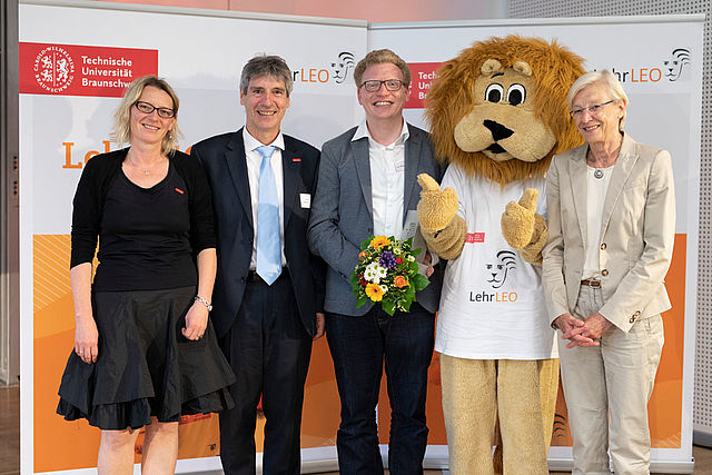 Preisträger in der Kategorie „Beste grundständige Lehre“: Dr. Marcus Friedrich (Mitte)