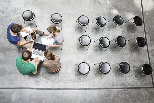Studierende im Architekturpavillon