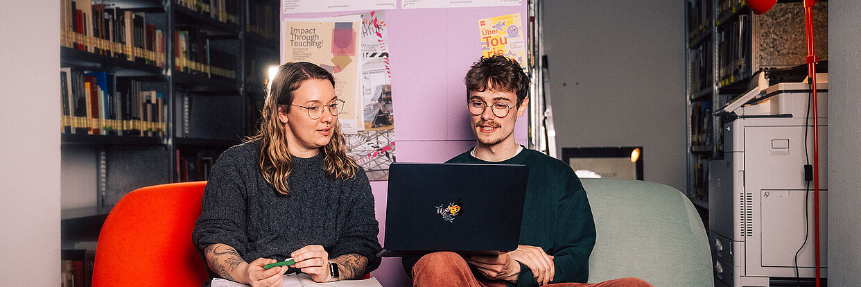 Studierende beim gemeinsamen Lernen 